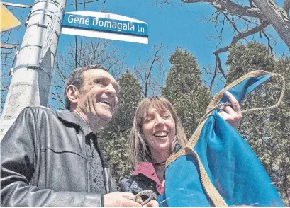  ?? BAMBANG SADEWO/METROLAND ?? Gene Domagala, left, and Beaches-East York city Councillor Mary-Margaret McMahon unveil a laneway sign in Domagala's name.