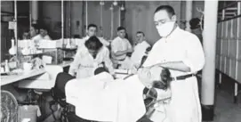  ??  ?? Este barbero trabaja con su tapabocas en 1918. La imagen fue tomada en Chicago, Estados Unidos.