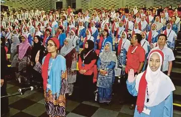  ?? FOTO: ABD RAAI OSMAN ?? PELAJAR baru program Asasi Pintar UKM Sesi 2017/2018 membaca ikrar di Pusat PERMATApin­tar Negara, UKM, semalam.