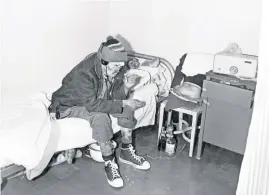  ?? ?? Paciente de un leprosario mexicano en los años 80 escuchando música. Muchos enfermos pasaron sus últimos días en soledad.