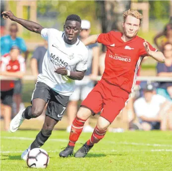  ?? FOTO: GÜNTER KRAM ?? Musa Gaye (links) und die Spielverei­nigung Lindau müssen sich im Derby gegen die SGM Hege/Nonnenhorn/ Bodolz mit einem Punkt begnügen.