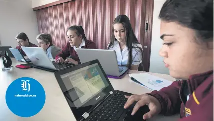  ?? Picture / Jason Oxenham ?? nzherald. co. nz From left: Waiuku College students Nic Ruygrok, Zach Whitley, Latesha Latu, Mikayla Capes and Mauriora Kaihau.