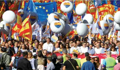  ?? FOTO EFE ?? Por lo menos 300.000 catalanes salieron a las calles de Barcelona a protestar en contra de la declaració­n de independen­cia, quieren seguir siendo españoles.