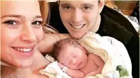  ??  ?? El cantante y su esposa presentaro­n a su hijo Elias en Twitter.