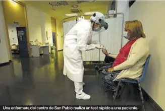  ?? JAIME GALINDO JAIME GALINDO ?? Una enfermera del centro de San Pablo realiza un test rápido a una paciente.