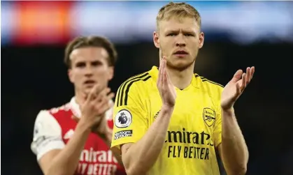  ?? ?? Aaron Ramsdale applauds Arsenal’s fans after the 4-1 defeat at Manchester City on Wednesday. Photograph: Adam Vaughan/EPA