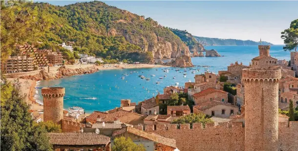  ?? FOTO: THINKSTOCK/KAVALENKAV­AVOLHA ?? Hinter der Festungsma­uer von Tossa de Mar liegt Vila Vella – eine bestens erhaltene mittelalte­rliche Stadt an der Costa Brava – und das Seebad Tossa de Mar.