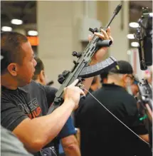  ?? LOREN ELLIOTT AGENCE FRANCE-PRESSE ?? La puissante National Rifle Associatio­n tenait sa convention annuelle le 6 mai dernier dans la ville de Dallas, au Texas.