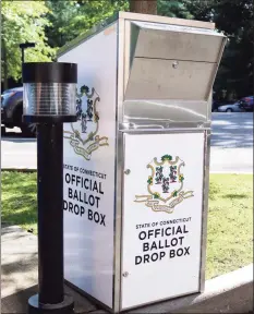  ?? Christian Abraham / Hearst Connecticu­t Media ?? A ballot drop box is set up at Harry Bennett Library in Stamford.