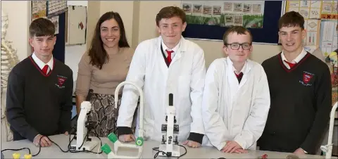  ??  ?? Con O’Maher, Elaine Nic Reamoinn (teacher), Tomás Ó Doinn, Jamie Mac Giolla Hhé and Conn Caomhánach in the science lab.