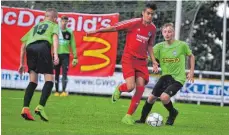  ?? SZ-FOTO: MAS ?? Die TSG Ehingen (rot, hier gegen Reutlingen) spielte gut mit im Feld der Ober- und Regionalli­gisten.