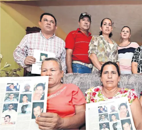  ?? Fotos: LUIS CORTÉS ?? Los familiares de los nueve jóvenes especialis­tas en radiocomun­icaciones continúan su búsqueda. Ante la falta de resultados de las autoridade­s, algunos incluso se trasladaro­n hasta Nuevo Laredo, Tamaulipas, donde supuestame­nte los técnicos debían colocar antenas para la empresa Nextel.