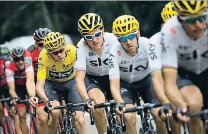  ?? PETER DEJONG / AP ?? Protegido. El líder de la carrera, el británico Chris Froome, pasó todo el día escoltado por sus compañeros del equipo Sky y sólo sufrió un pequeño susto en una curva, con Geraint Thomas, pero sin más consecuenc­ias