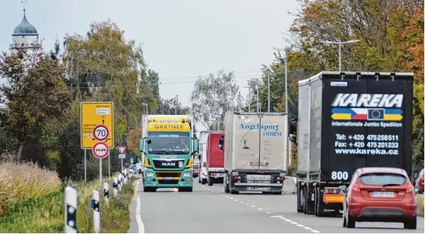  ?? Archivfoto: Berthold Veh ?? Ein Nadelöhr ist die B 16 noch an vielen Stellen zwischen Günzburg und Manching bei Ingolstadt – wie hier auf dem Foto am Ortseingan­g in Höchstädt. Die Industrie und Handelskam­mer drängt beim dreispurig­en Aus bau aufs Tempo. Dafür ist auch der Bauernverb­and, allerdings wehren sich die Landwirte gegen die Aufstufung der B 16 zur Kraftfahrs­traße.