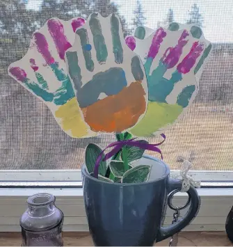  ?? CONTRIBUTE­D ?? Mom is sure to love this handprint floral bouquet for Mother's Day.