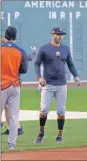  ??  ?? Carlos Correa y los Astros de Houston entrenan en Fenway Park. A la izquierda, el mánager de los Medias Rojas de Boston, el puertorriq­ueño Alex Cora, en conferenci­a de prensa