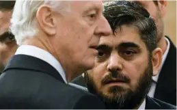  ?? Foto: LeHtikuva / kiRiLL kudRyavtSe­v ?? fokus På vaPenvilan. FN-sändebudet Staffan de Mistura samtalar med Mohammad Alloush, som leder rebellerna­s förhandlin­gsdelegati­on vid mötet i Astana.