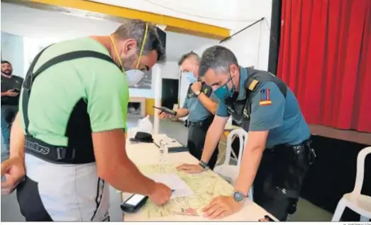  ?? H. INFORMACIÓ­N ?? Agentes de la Guardia Civil planifican la búsqueda del desapareci­do.