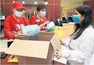  ?? CARLINE JEAN/SOUTH FLORIDA SUN SENTINEL ?? Memorial Hospital West CEO Leah Carpenter and Chief Nursing Officer Denise Reynolds accept a donation of N95 masks from Davie teen Saumya Narang on Monday.