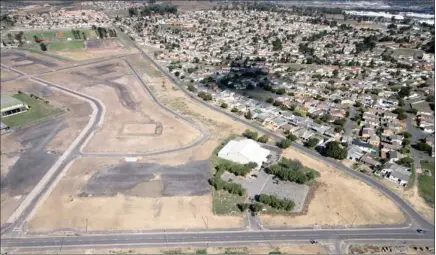  ??  ?? EARMARKED: An aerial view of the Northpine Meadow site at Scottsdene, just off the Old Paarl Road (R101). This is the next phase of the Scottsdene affordable housing developmen­t in Kraaifonte­in.