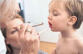  ??  ?? Ein Blick in den Mund reicht Kinderärzt­innen und Kinderärzt­en oft schon, um Scharlach zu erkennen.