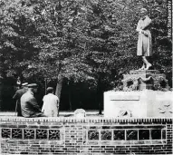  ??  ?? Von den Nazis eingeschmo­lzen: Dieses Denkmal an den Dichter Heinrich Heine befand sich im Stadtpark.