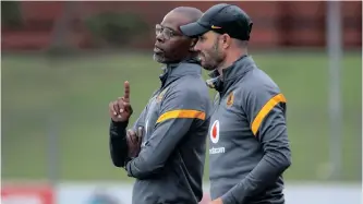  ?? GAVIN BARKER BackpagePi­x ?? ARTHUR Zwane and Dillon Sheppard, assistant coach of Kaizer Chiefs. |
