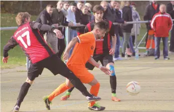  ?? FOTO: MATTHIAS JANSEN ?? Und dran vorbei: Selten konnte sich die Offensive der SpVgg Aldingen (orangene Trikots) gegen Seitingen-Oberflacht in Szene setzen. Der 2:0-Sieg war glücklich, räumte auch Trainer Nico Vetere ein.