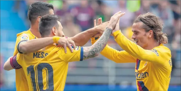  ??  ?? Luis Suárez, Leo Messi y Antoine Griezmann celebran el segundo gol del Barcelona en Ipurua, en el que participar­on los tres delanteros del equipo blaugrana.