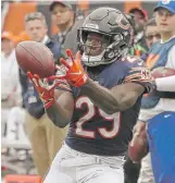  ?? NAM Y. HUH/AP PHOTOS ?? Surging running back Tarik Cohen (above) had nine more touches Sunday against the Buccaneers than did Jordan Howard (below).