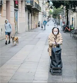  ?? EMILIO MORENATTI / AP ?? Una calle de Barcelona con apenas tres personas, ayer