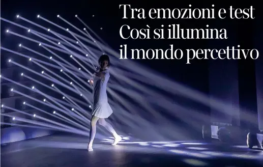  ??  ?? Volteggi L’installazi­one «Leading With Light» di Lexus, visibile in zona Tortona. I designer dello studio Rhizomatik­s hanno progettato una performanc­e che combina le luci con la danza umana e la robotica avanzata