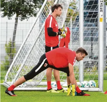  ?? Foto: Ulrich Wagner ?? Wer steht künftig im Tor des FC Augsburg? Fabian Giefer (oben) und Andreas Luthe (unten) machen sich nach dem Weggang von Marwin Hitz Hoffnungen auf den Platz zwischen den Pfosten.