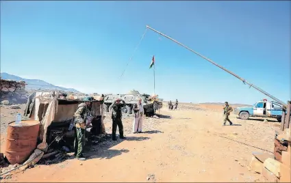  ?? ?? Saná (Yemen). Soldados hacen guardia en una posición controlada por los hutíes en las afueras de esta capital.
