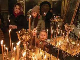 ?? Foto: AFP ?? Kerzen für den Frieden: Menschen gedenken den Toten der Maidan-Proteste im St. Michaels-Kloster in der Kiewer Innenstadt.
