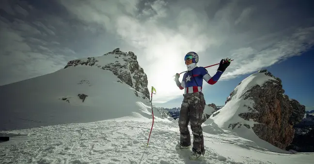  ??  ?? Stelle dello sci La pluricampi­onessa Linsday Vonn tra le montagne dell’ampezzano in una foto promoziona­le di una prova di Coppa del Mondo.