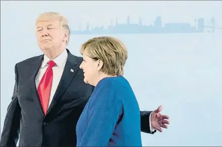  ?? MICHAEL KAPPELER / AFP ?? Donald Trump y Angela Merkel entrando ayer a su reunión bilateral en un hotel de Hamburgo