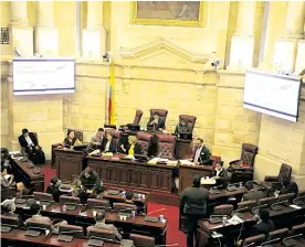  ?? JOHNNY HOYOS ?? Congresist­as de la Comisión Primera del Senado en debate de la crisis migratoria.