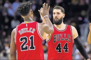  ??  ?? LÍDERES. Jimmy Butler y Nikola Mirotic han mantenido a los Bulls con vida en las últimas semanas.