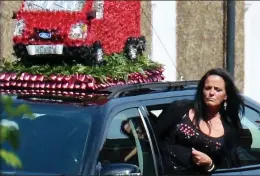  ??  ?? Tribute: A mourner’s car bears a Transit van arrangemen­t