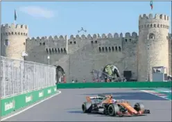  ??  ?? LENTO. La larga recta de Bakú penaliza al McLaren de Alonso.