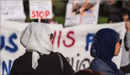  ??  ?? Deux femmes voilées lors de la manifestat­ion contre l’islamophob­ie à Lyon, dimanche.