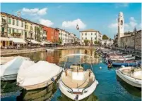  ?? Foto: fottoo - stock.adobe.com ?? Der lebendige Ort Lazise am südöstlich­en Gardasee hat eine autofreie mittelalte­rliche Altstadt, die von einer gut erhaltenen, zinnengekr­önten Stadtmauer umsäumt ist.