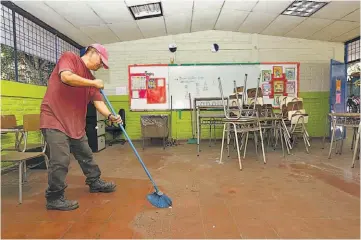  ?? ?? El Centro Escolar República de Perú prepara sus instalacio­nes para recibir a sus estudiante­s.