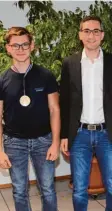  ?? Foto: Fritz Settele ?? Geschäftsf­ührer Jürgen Schirling (rechts) und Florian Link freuen sich über die Goldmedail­le.