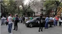  ?? - Reuters ?? PANIC: People react on the street after a tremor was felt in Mexico City, Mexico February 16, 2018.