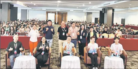  ?? ?? Chieng (seated front, centre) and other guests join the forum participan­ts in a photo-call.