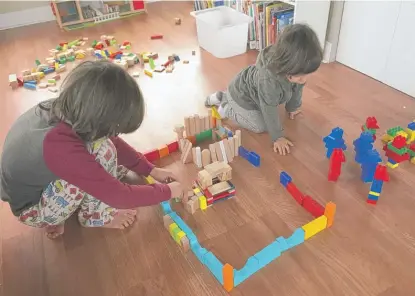  ?? STEFANO ESPOSITO/ SUN- TIMES ?? The writer’s sons, Lucca ( left) and Matteo, play together with blocks at home.