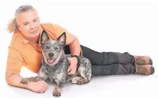  ?? FOTO: KARLSTEDT ?? Mit dem Hund auf Du und Du: Mark Karlstedt ist seit 20 Jahren als Hundetrain­er in der Region aktiv.