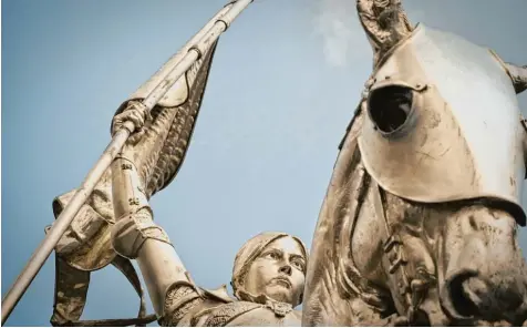  ?? Foto: Joel Saget, dpa ?? Zur Freiheit? Jeanne d’arc bleibt ideell ewiger Referenzpu­nkt der Grande Nation – von links bis rechts. So einig ist das Land aktuell sonst selten. ABGÄNGIGE GOLDMÜNZE SWR SYMPHONIEO­RCHESTER